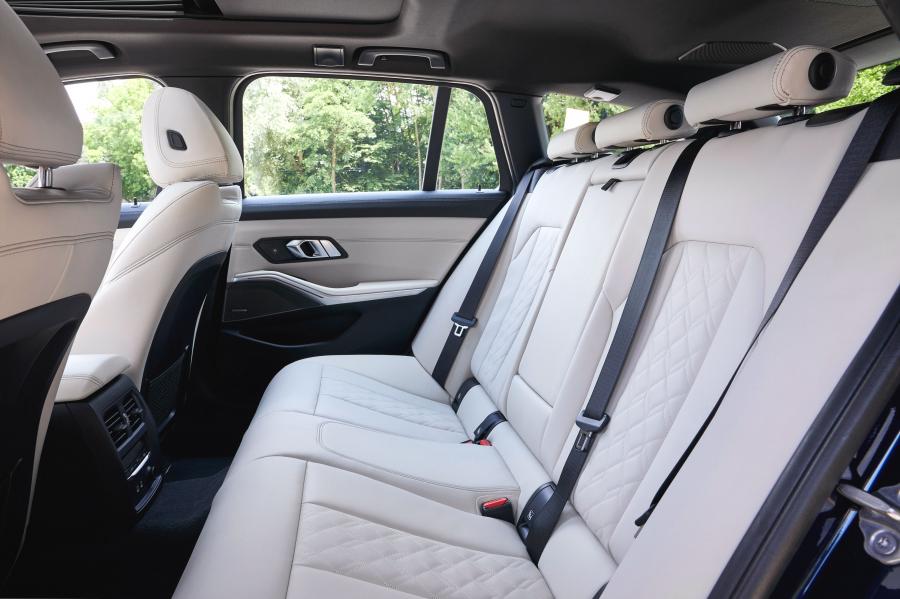 Интерьер BMW 330d xDrive Touring M Sport (G21) 2019 года  (WW) (фото 24 из 40)
